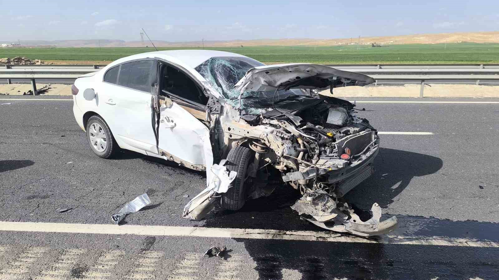 Mardin’de otomobil demir bariyerlere çarptı: 1 yaralı