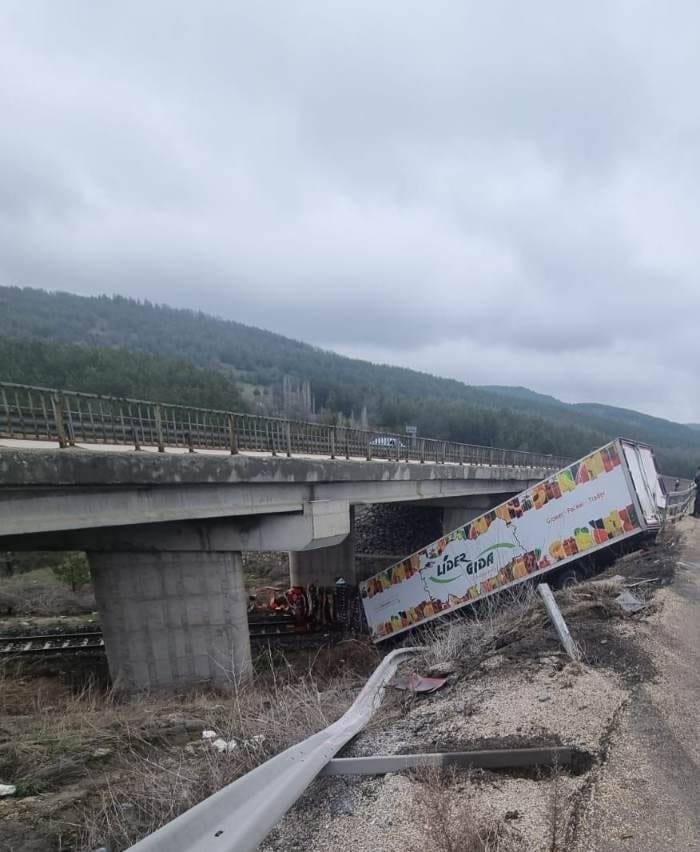 Kaza yapıp tren yoluna d&uuml;şen tır nedeniyle seferler 3 saat aksadı
