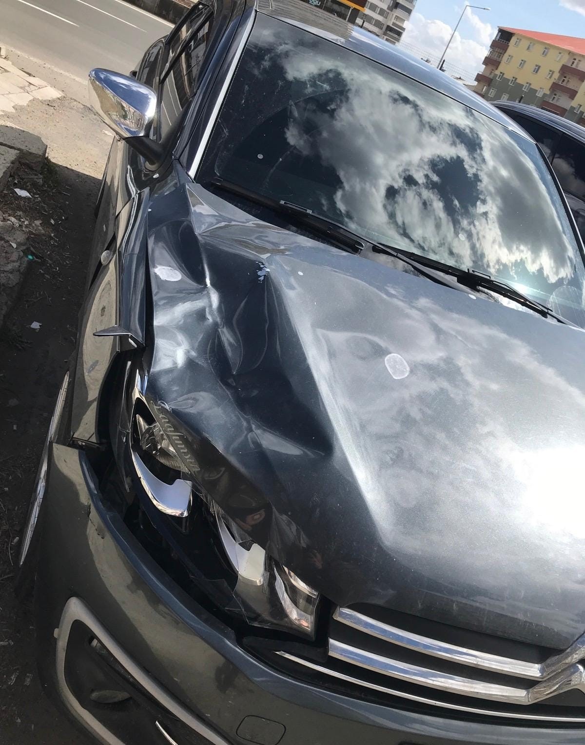 Yola kaçan topunu alırken otomobilin çarptığı çocuk hayatını kaybetti