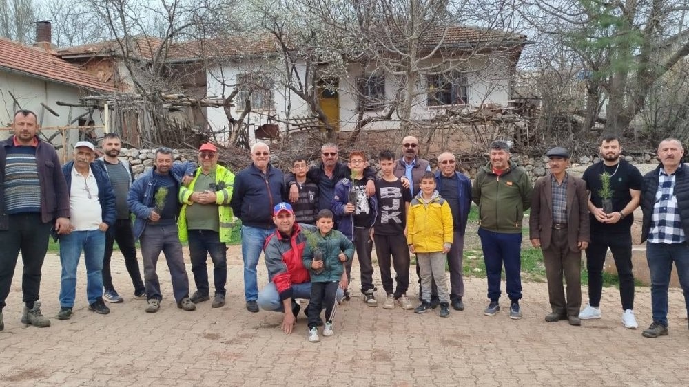 Vatandaşlar bir araya gelip k&ouml;ylerine fidan diktiler
