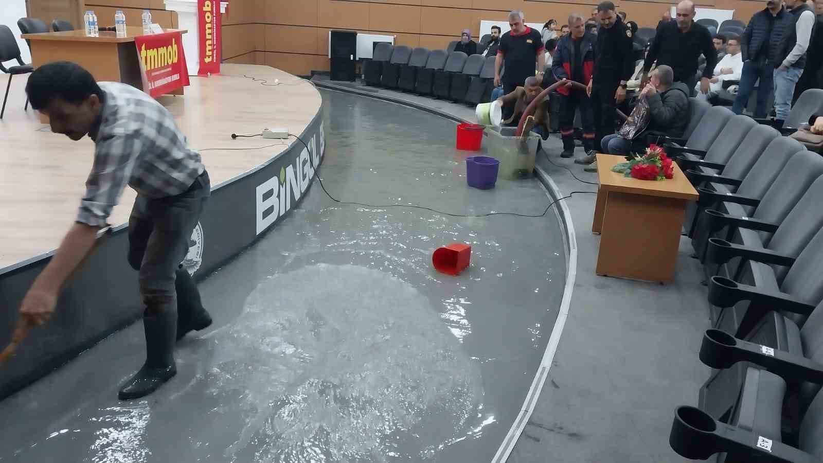 Panelin yapılacağı salonu su bastı, Prof. Dr. Görür salondan ayrıldı