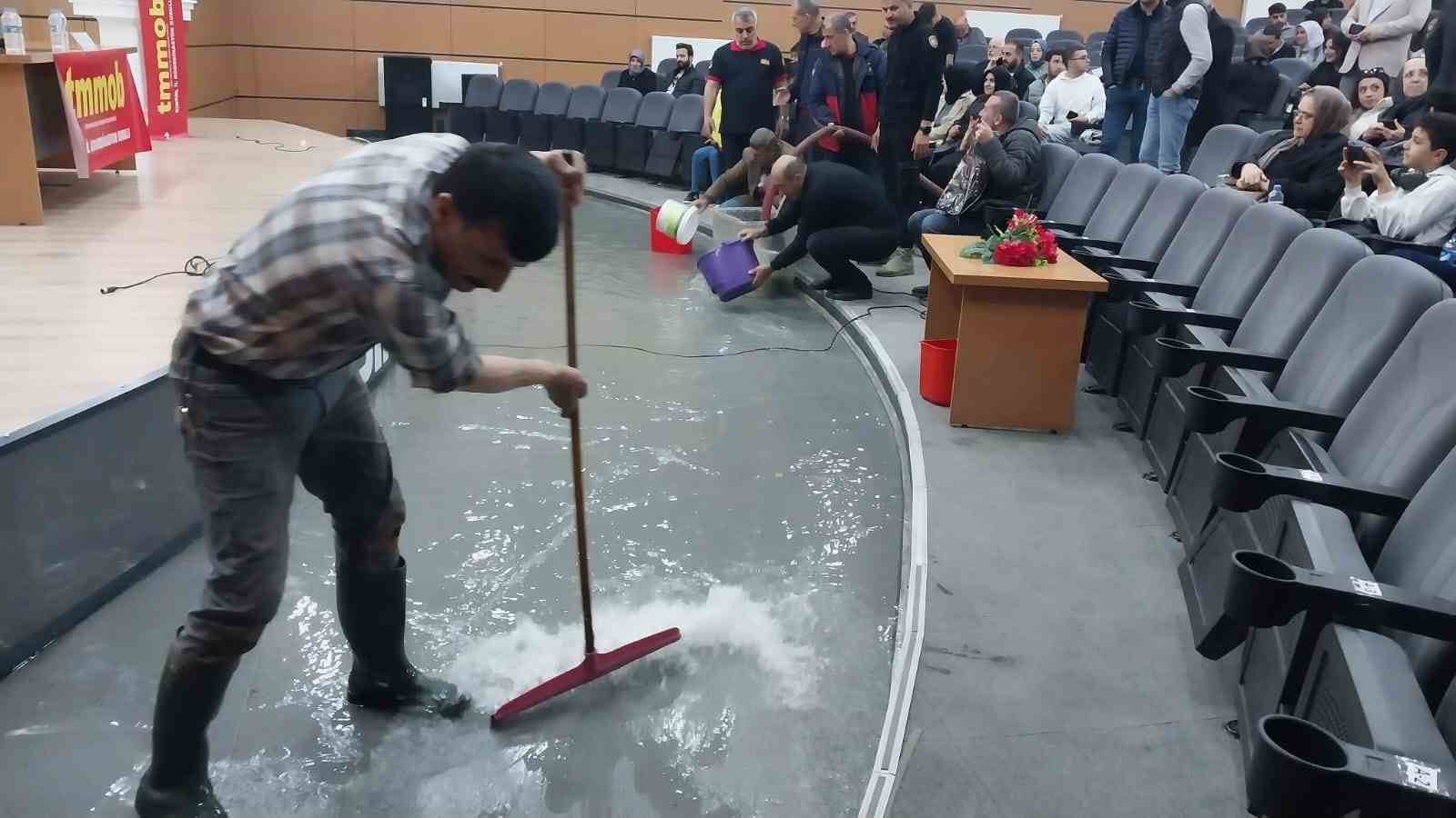 Panelin yapılacağı salonu su bastı, Prof. Dr. G&ouml;r&uuml;r salondan ayrıldı
