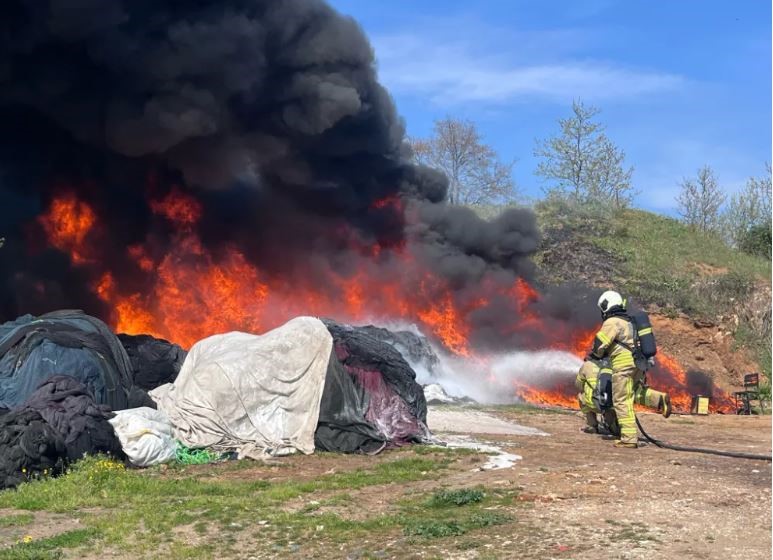 Erdek’te balıkçıların ağları alev aldı