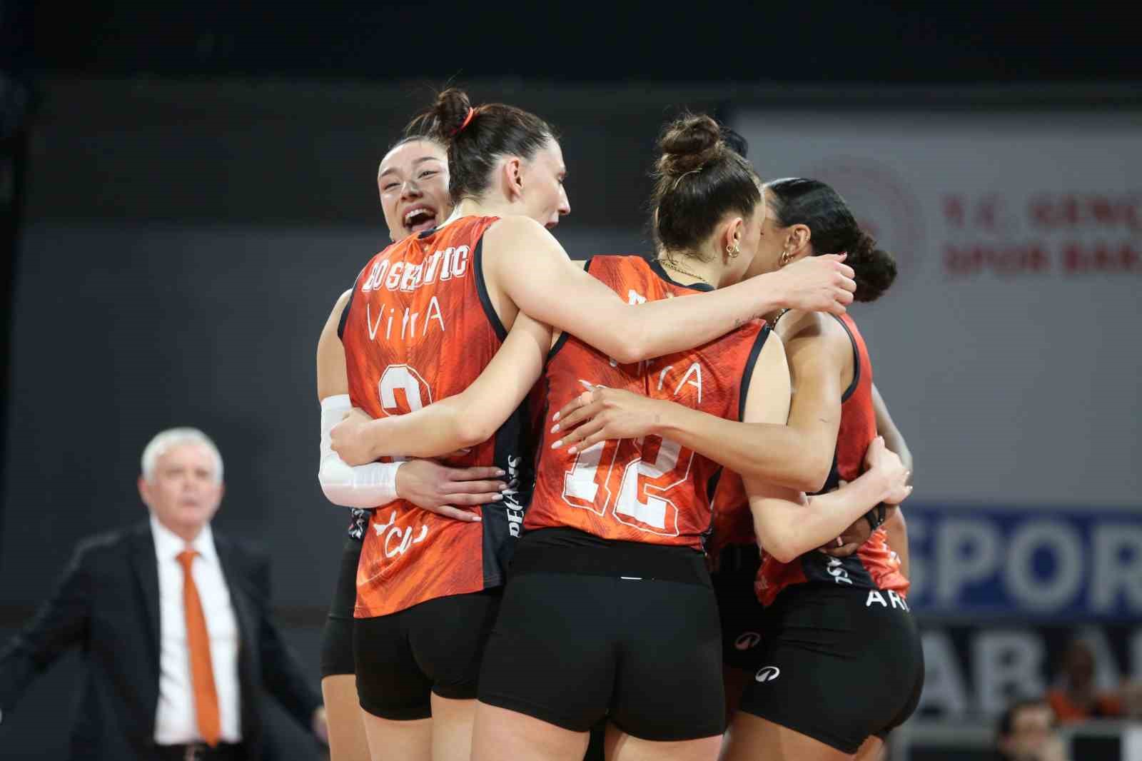 Eczacıbaşı Dynavit, AXA Sigorta Kupa Voley final biletini aldı