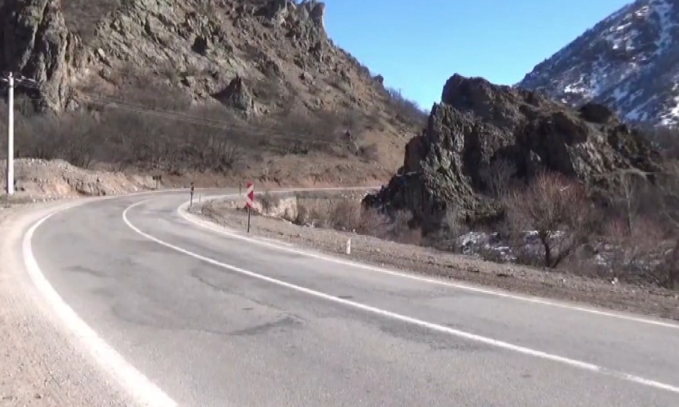 Kaya d&uuml;şmeleri yaşanan ve tehlikeli virajları olan yolda &ccedil;alışma talebi
