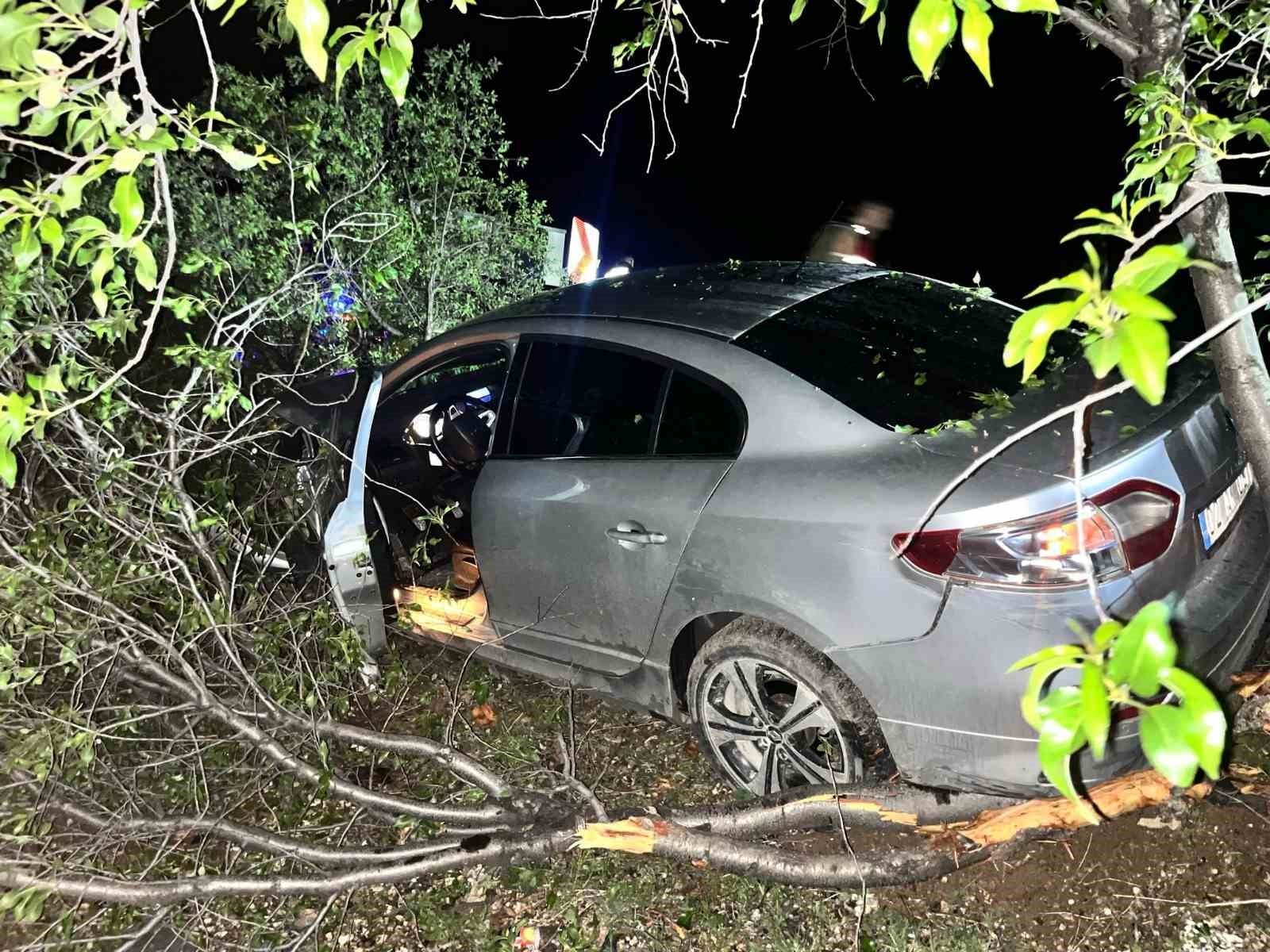 Otomobil şarampole yuvarlandı: 2 yaralı