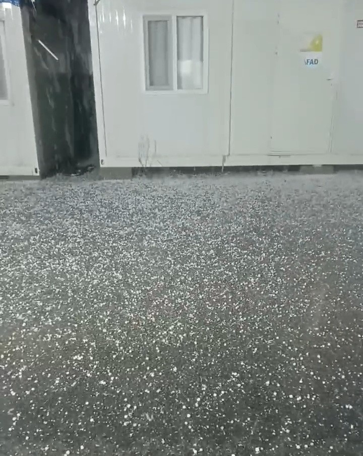 G&ouml;lbaşı il&ccedil;esinde dolu yağışı
