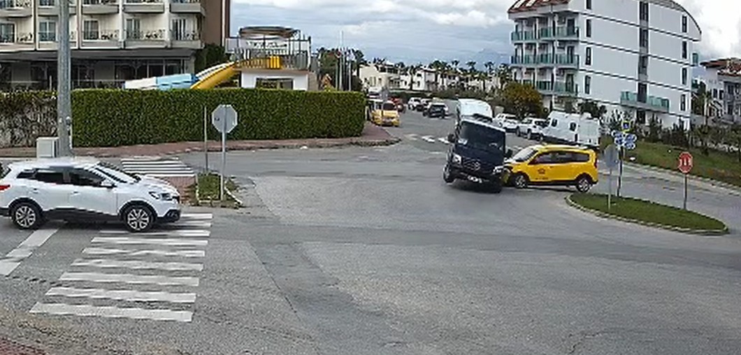 Minibüs ile ticari taksi kavşakta çarpıştı: 2’si turist 3 yaralı