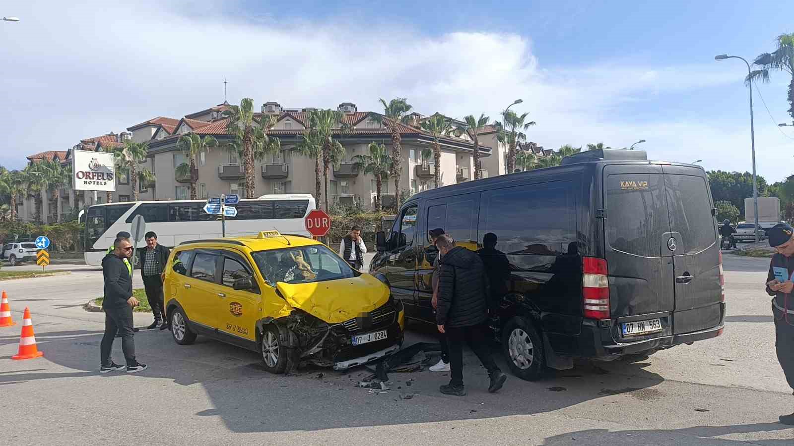 Minib&uuml;s ile ticari taksi kavşakta &ccedil;arpıştı: 2&rsquo;si turist 3 yaralı
