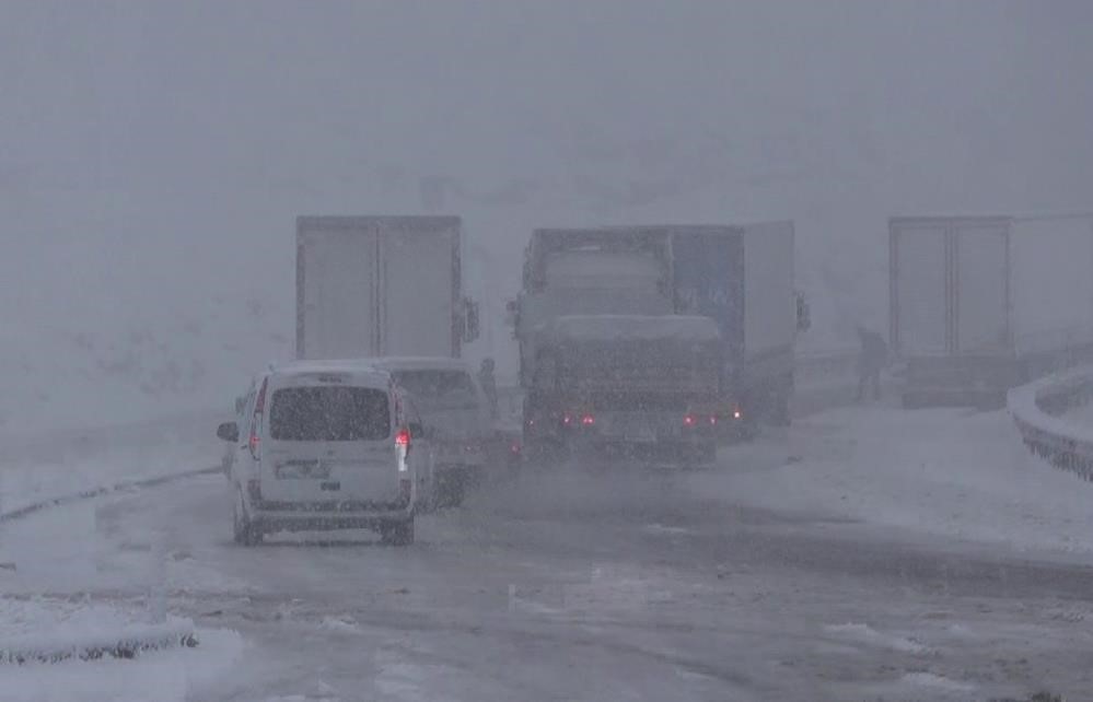 Kop Dağı’nda kar ve tipi etkili oldu
