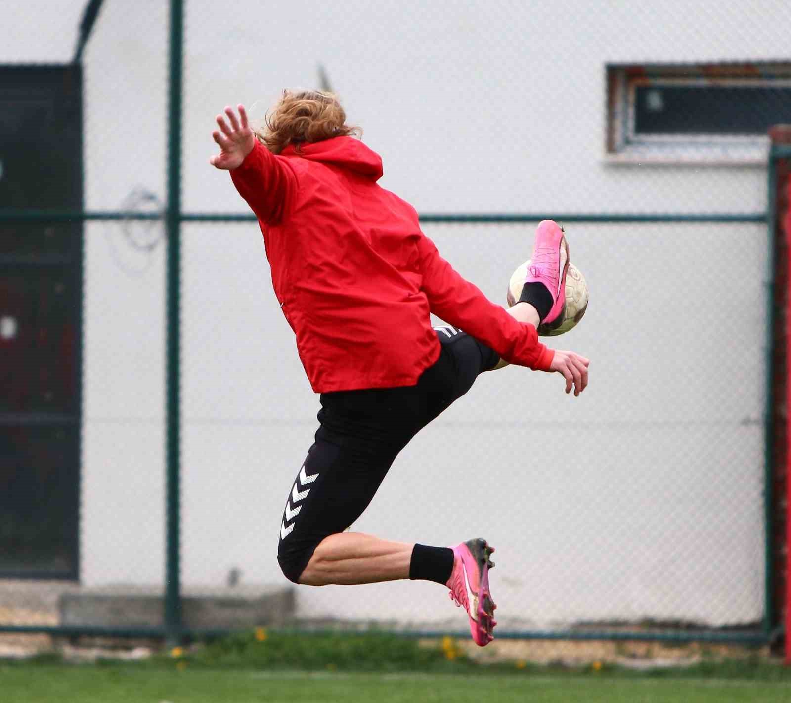 Eskişehirspor deplasmanda puanla dönmek istiyor
