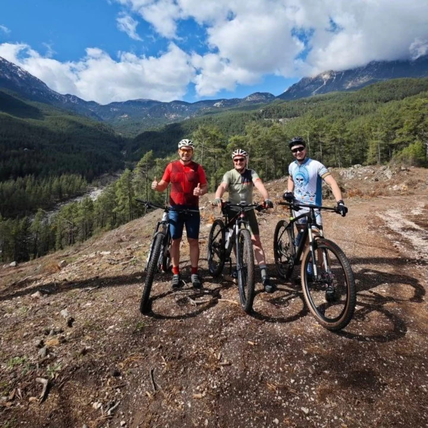 Rus ve Avrupalı bisiklet sporcuları kamp için Kemer’i tercih etti
