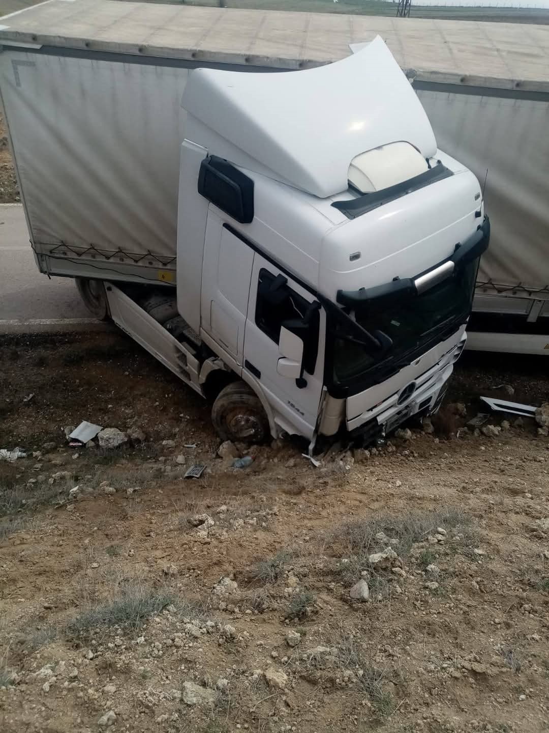 Ankara’da yağmur nedeniyle kayganlaşan yolda tır yoldan çıktı
