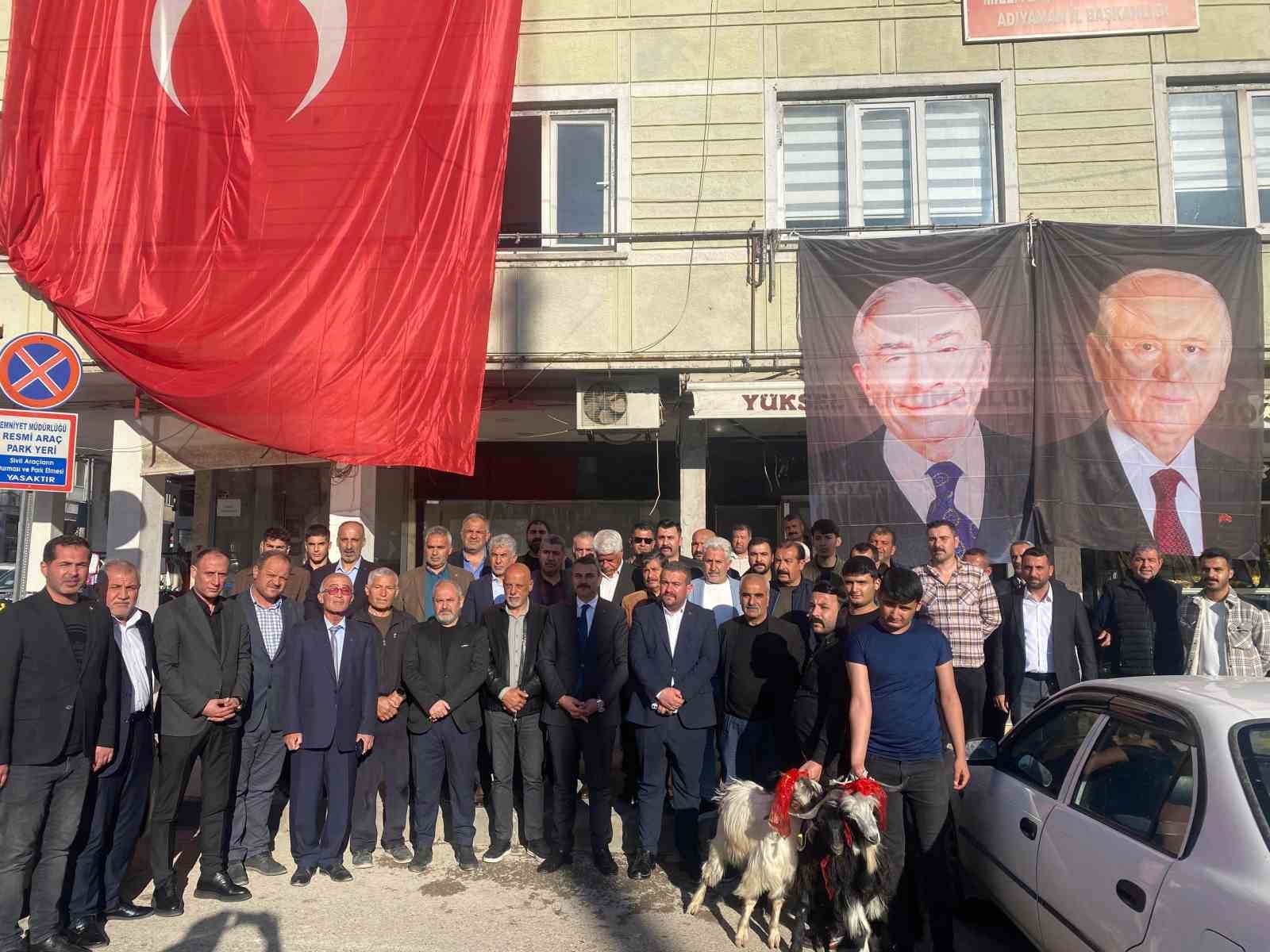 Devlet Bahçeli’nin sağlığına kavuşmasının ardından adak koç kesildi, tatlı ikram edildi