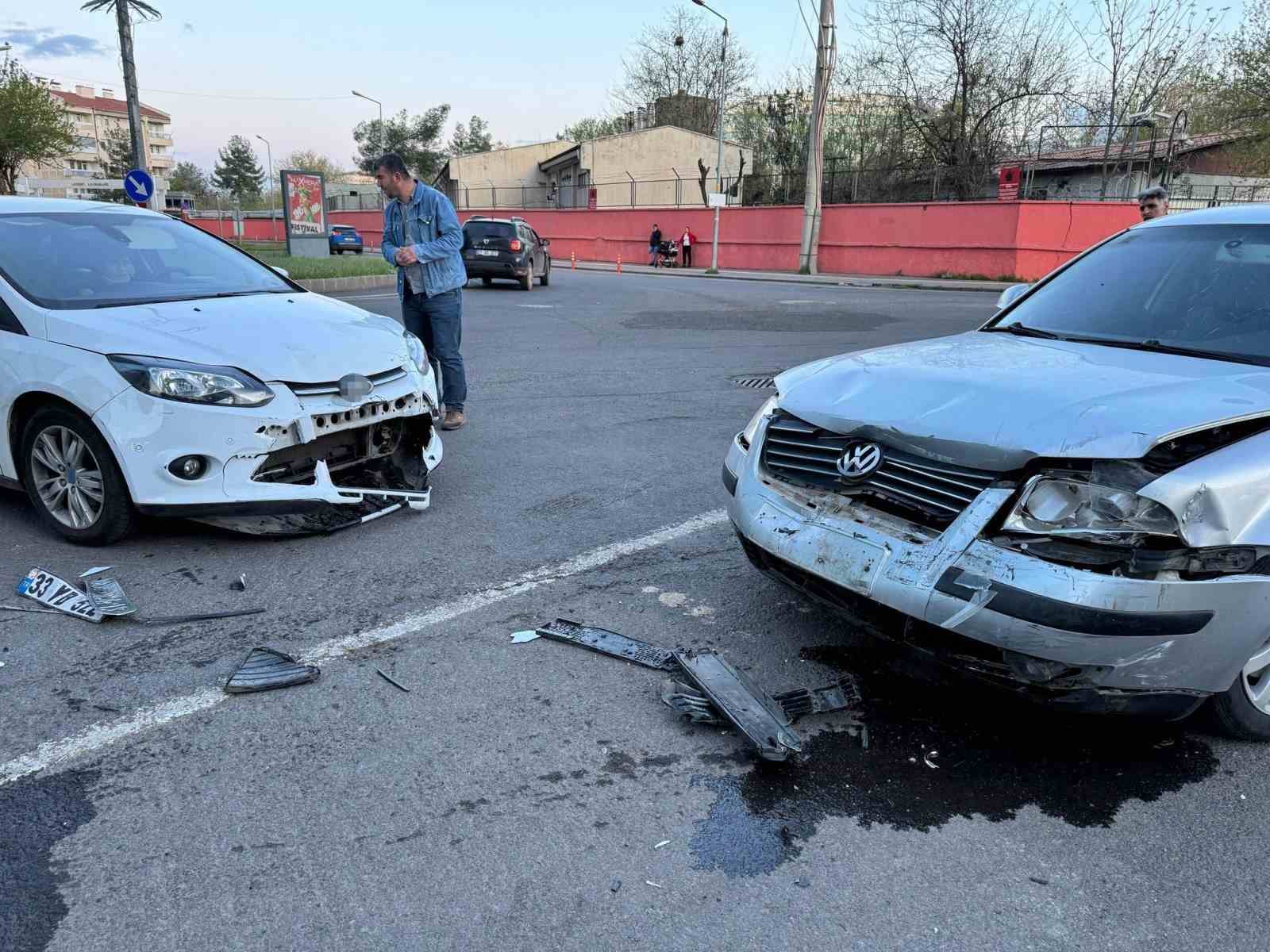 Kazaya karışan sürücü panik yaşadı, arabadan inmek istemedi