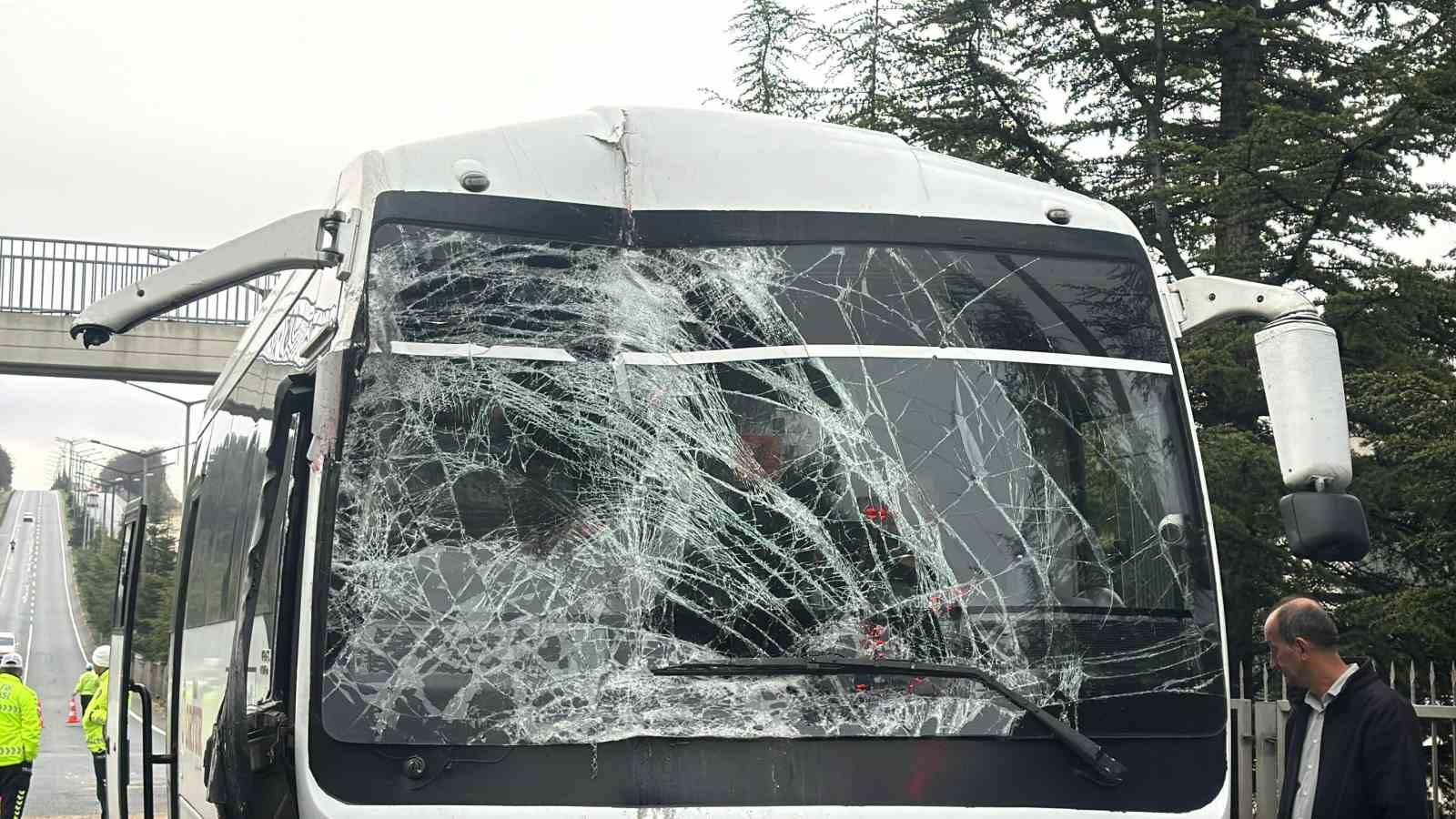 İki işçi servis aracı çarpıştı: 1’i sürücü 20 kişi yaralandı