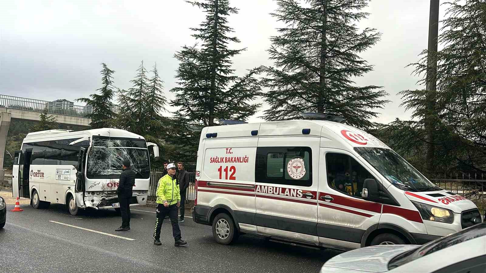 İki iş&ccedil;i servis aracı &ccedil;arpıştı: 1&rsquo;i s&uuml;r&uuml;c&uuml; 20 kişi yaralandı
