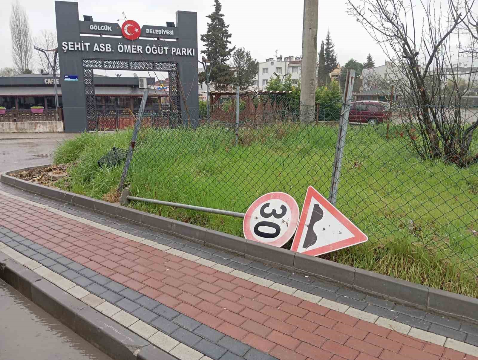 Trafik ve yol levhalarının onarımı yapılıyor