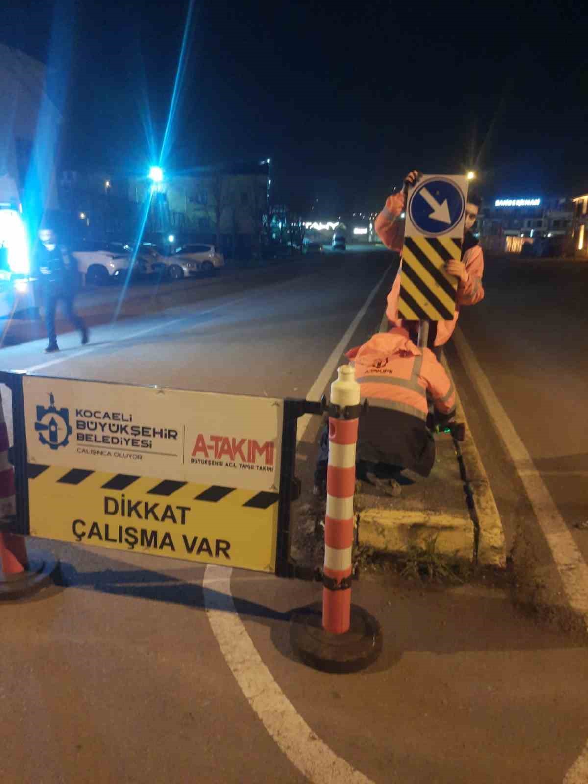 Trafik ve yol levhalarının onarımı yapılıyor
