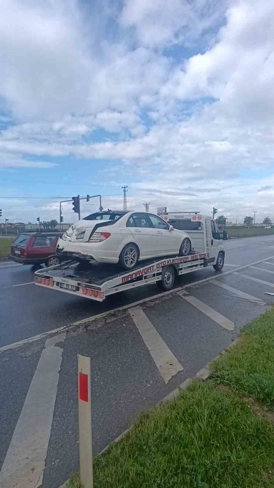 Kırmızı ışıkta durmak için yavaşlayan otomobile yolcu otobüsü çarptı
