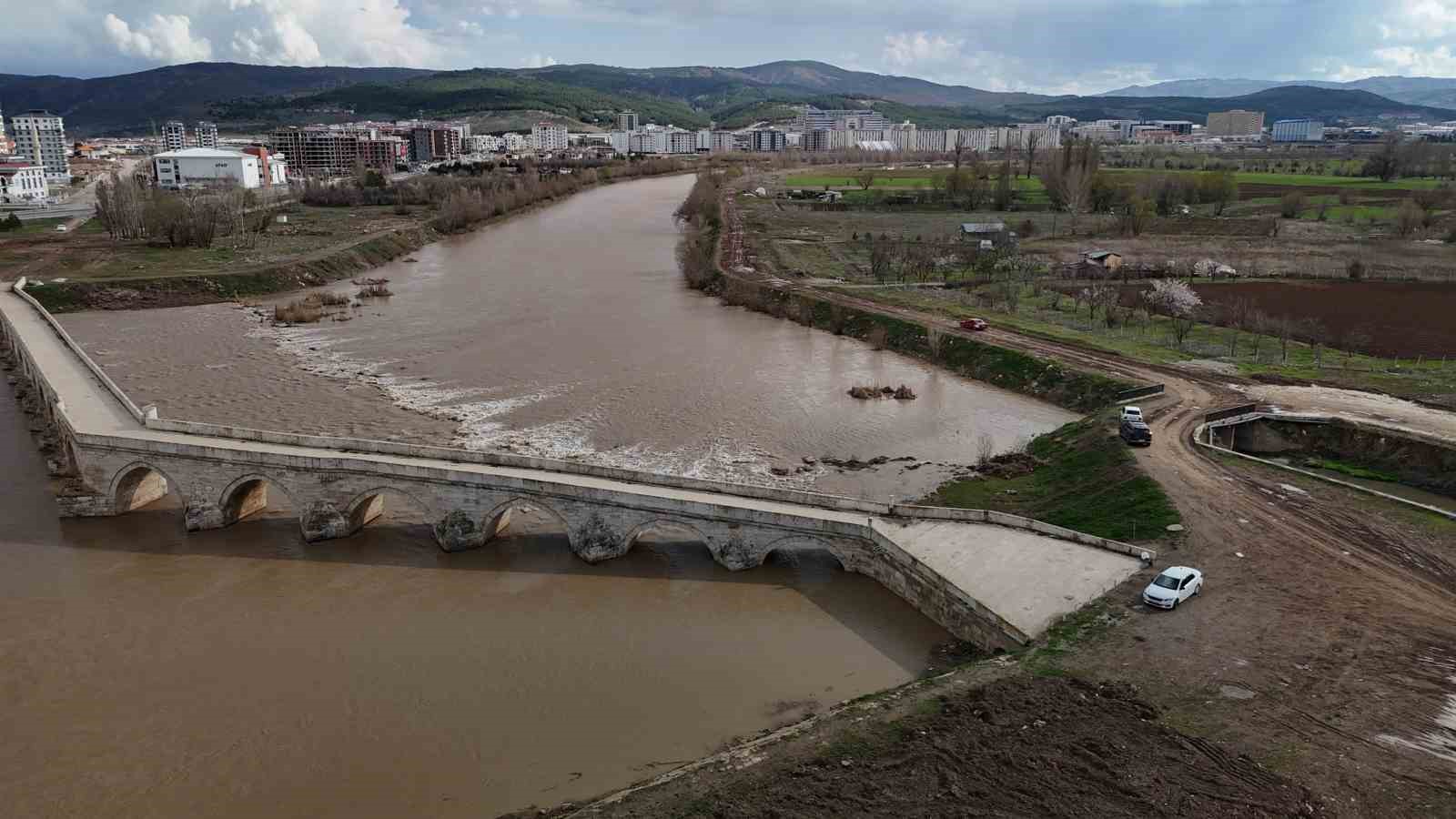 Yağışlar çiftçinin yüzünü güldürdü, çiftçinin verim beklentisi arttı