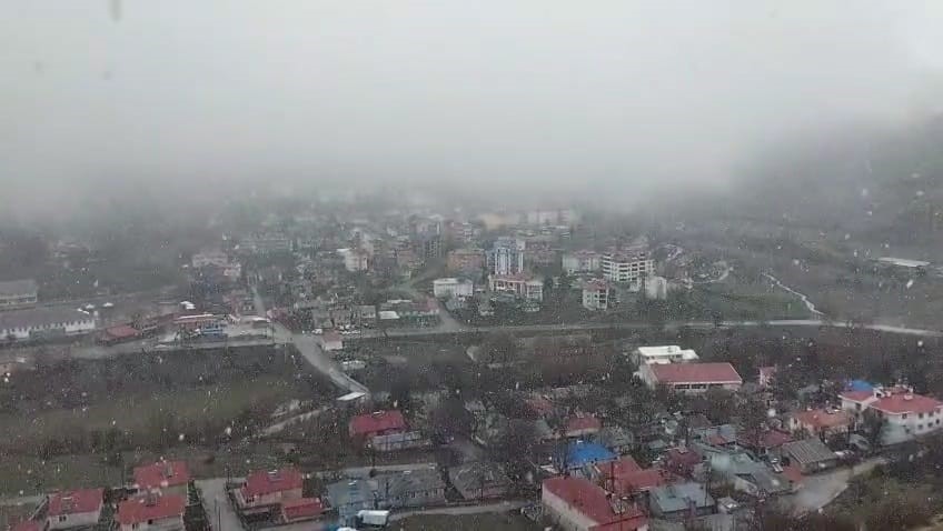 Tunceli&rsquo;de nisan ayında kar s&uuml;rprizi
