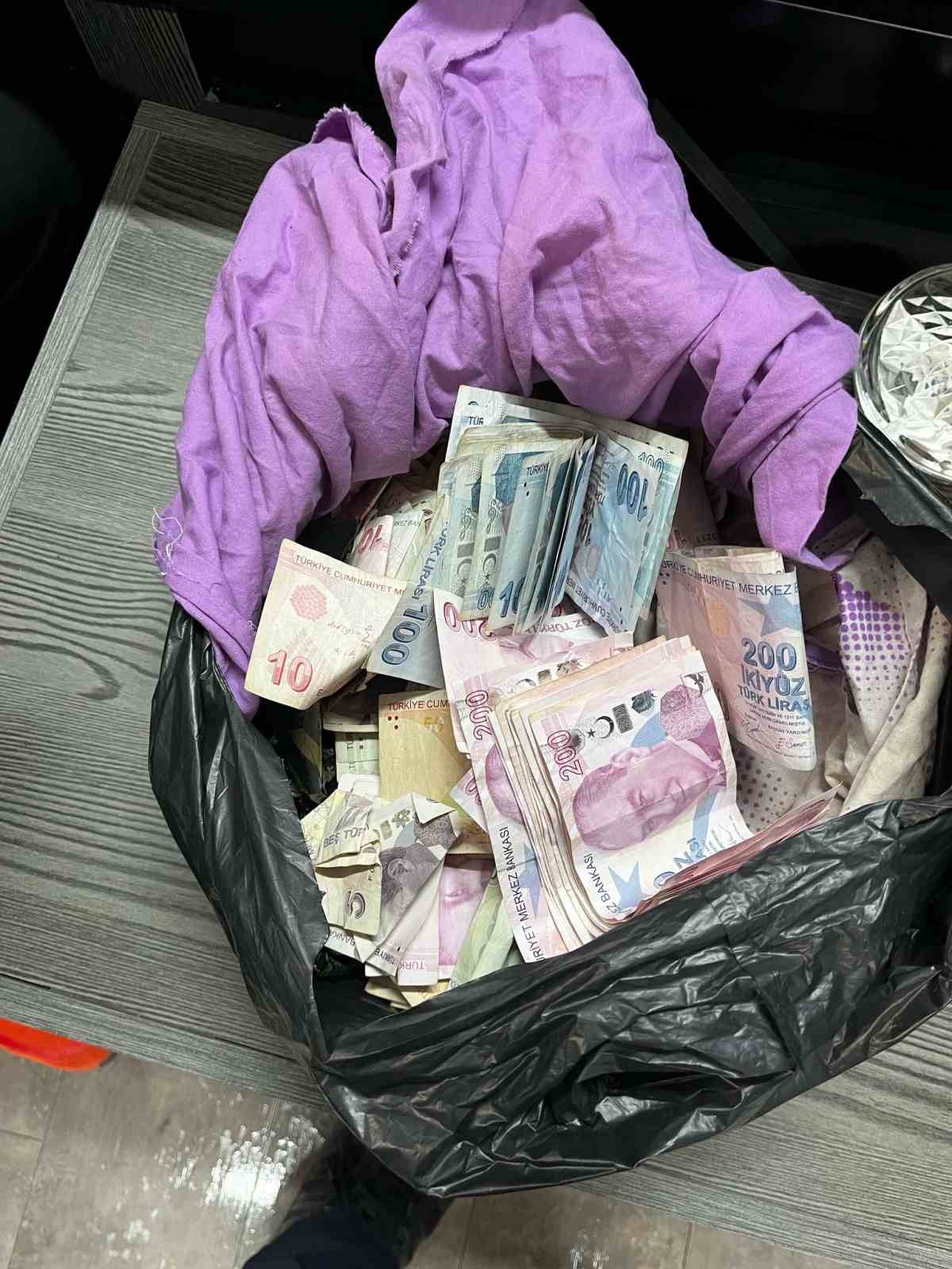 Dilencilikle 42 bin TL ve d&ouml;viz toplayan şahıs: "Paralar uzaydan gelmiş, ben de uzaydan geldim"
