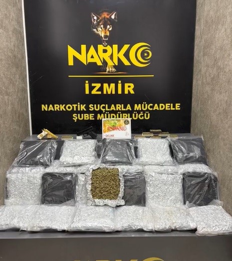 Seyyar pazarcının hediye paketlerinden uyuşturucu çıktı