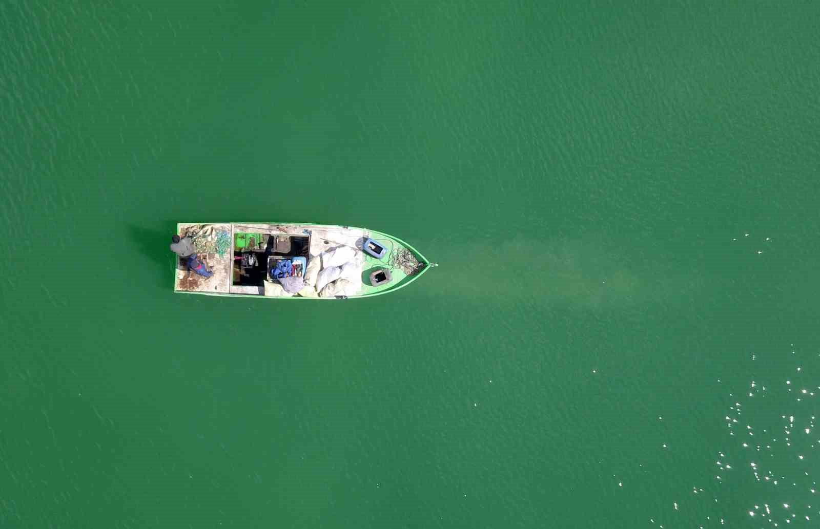 Nazik G&ouml;l&uuml;&rsquo;nde balık&ccedil;ı tekneleri havadan g&ouml;r&uuml;nt&uuml;lendi
