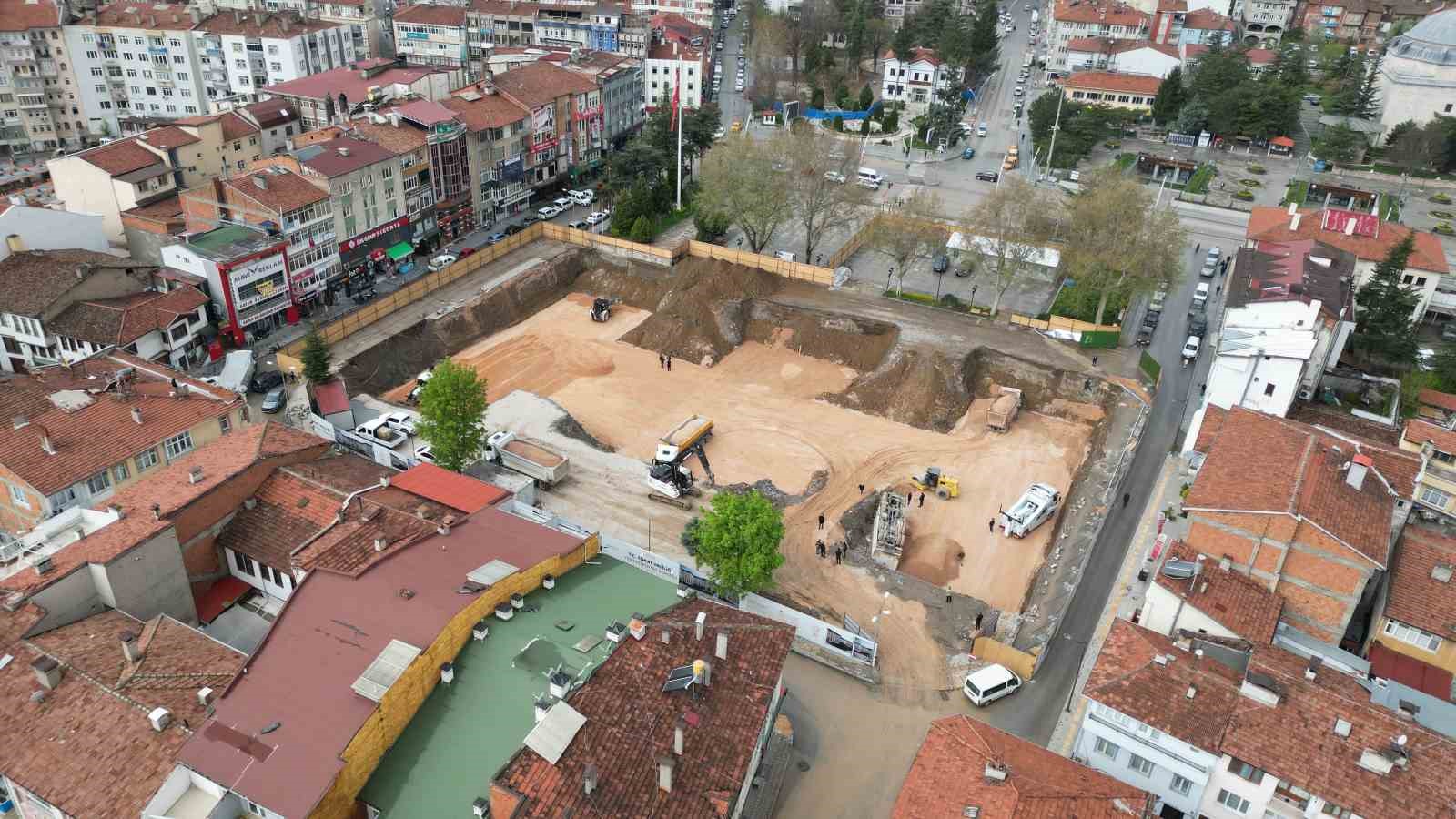 Çamura saplanan kamyonu kurtarmak isteyen sürücü, kamyonu ile 10 metreden düşerek ters döndü