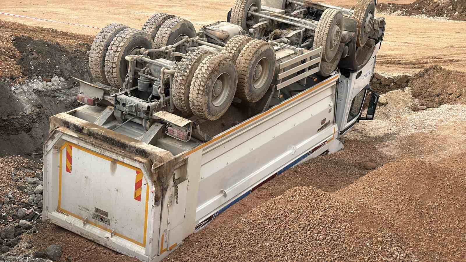 &Ccedil;amura saplanan kamyonu kurtarmak isteyen s&uuml;r&uuml;c&uuml;, kamyonu ile 10 metreden d&uuml;şerek ters d&ouml;nd&uuml;
