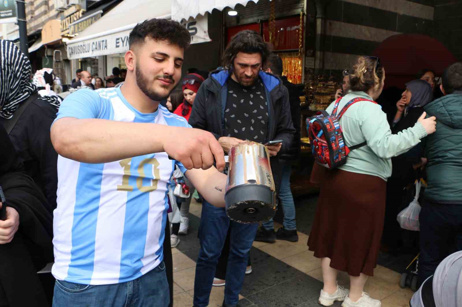 Diyarbakır esnafı 9 g&uuml;nl&uuml;k bayram tatilinin keyfini &ccedil;ıkardı, y&uuml;zler g&uuml;ld&uuml;
