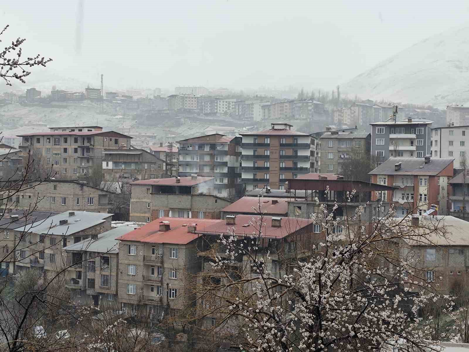 Hakkari&rsquo;de Nisan ayında kar yağışı etkili oldu
