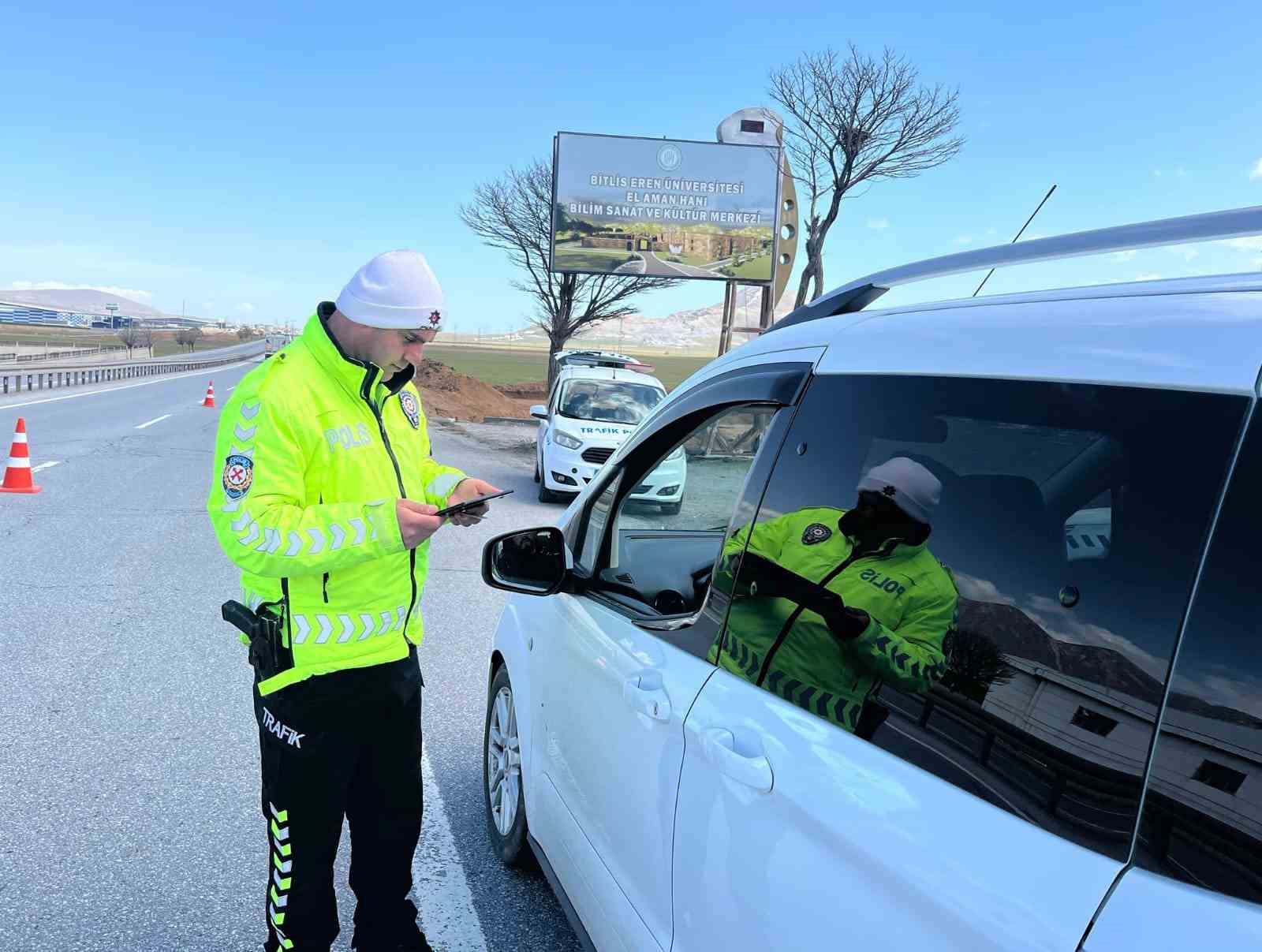 Bitlis&rsquo;te trafik ekiplerinden tatil d&ouml;n&uuml;ş&uuml; denetimleri
