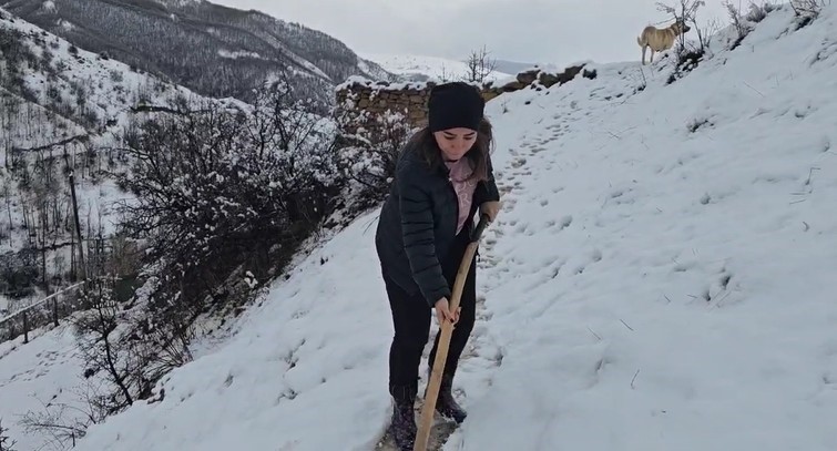 Erzincan&rsquo;ın Refahiye il&ccedil;esinde kar yağışı etkili oldu
