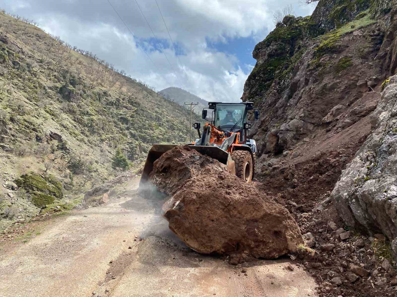 Batman’da yamaçtan kopan kaya parçaları ve heyelan köy yollarını ulaşıma kapattı
