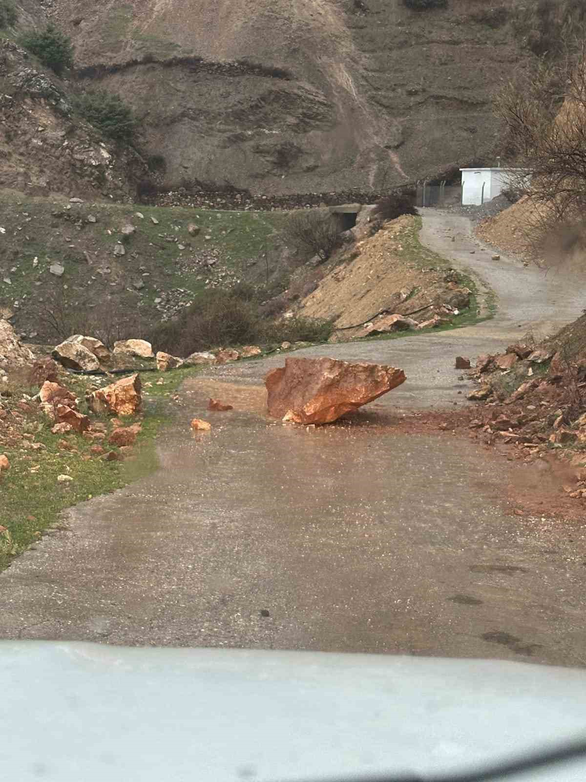 Batman&rsquo;da yama&ccedil;tan kopan kaya par&ccedil;aları ve heyelan k&ouml;y yollarını ulaşıma kapattı
