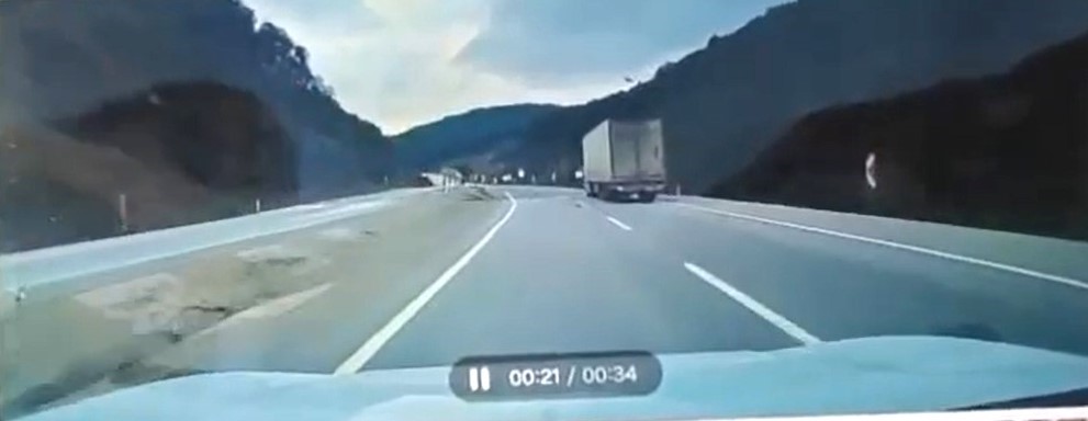 Kütahya’da tır otomobilin üzerine devrildi