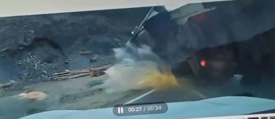 K&uuml;tahya&rsquo;da tır otomobilin &uuml;zerine devrildi
