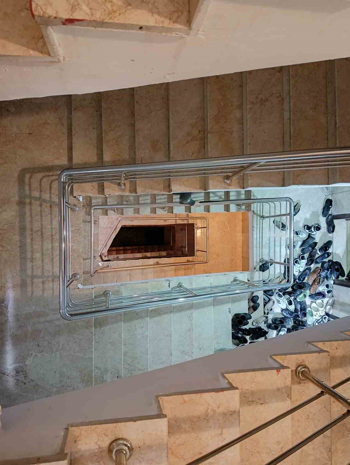 Ankara&rsquo;da apartman boşluğuna d&uuml;şen kız &ccedil;ocuğu hayatını kaybetti
