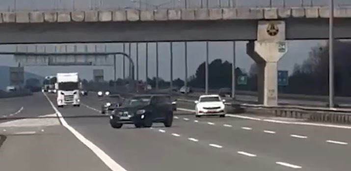 Trafikte geri geri giden s&uuml;r&uuml;c&uuml; tehlike sa&ccedil;tı: 20 bin lira ceza kesildi
