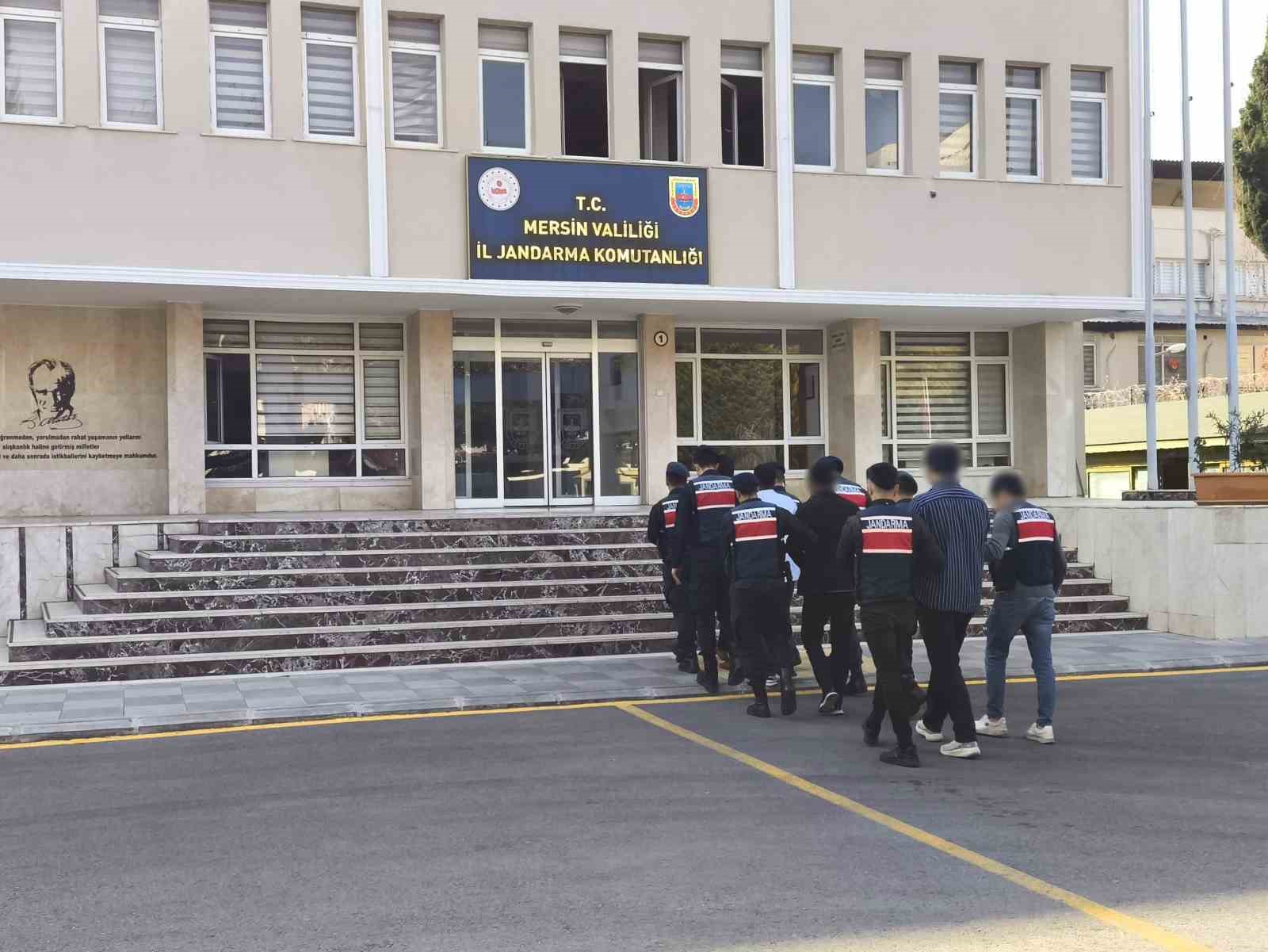 Silahla 4 kişiyi alıkoyup hesaplarını boşaltan gasp çetesi çökertildi: 7 tutuklama
