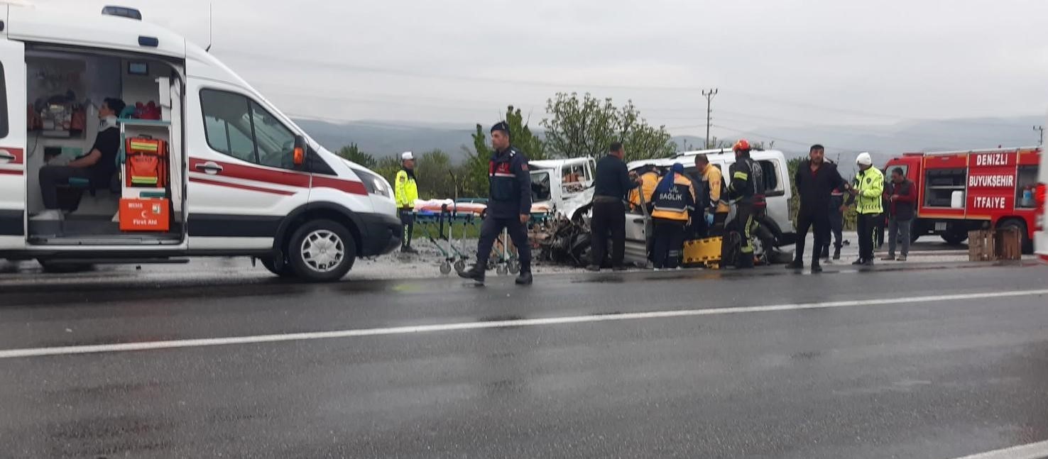 Karşı yönden gelen iki araç kafa kafaya çarpıştı: 4 yaralı