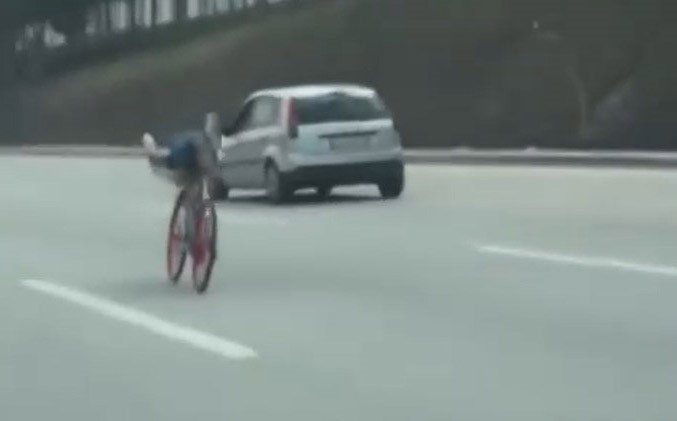 Bisikletin üzerinde uzanarak giden gençler trafiği tehlikeye attı