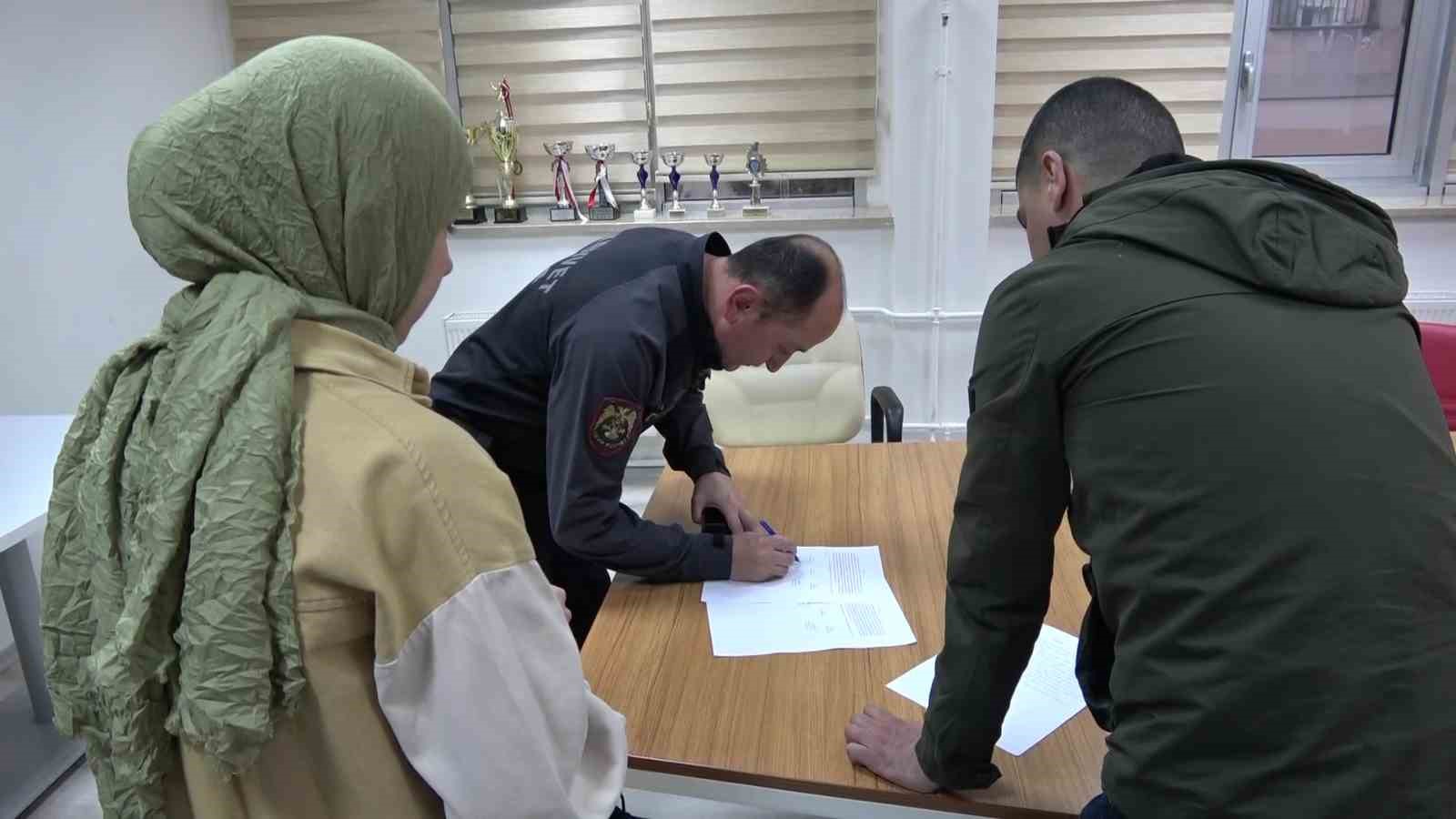 Alışveriş yaparken altınını kaybeden gen&ccedil; kızı sokakta gezen polis sevindirdi
