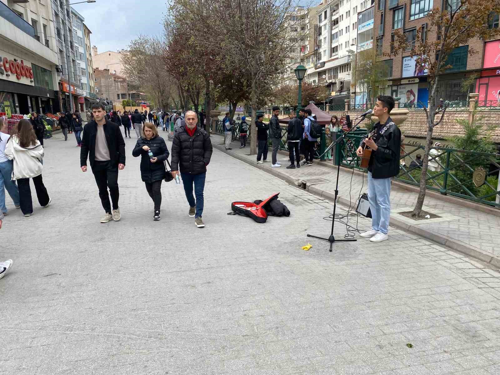 Sokak m&uuml;zisyeni bayram tatilinde de sanatına devam etti
