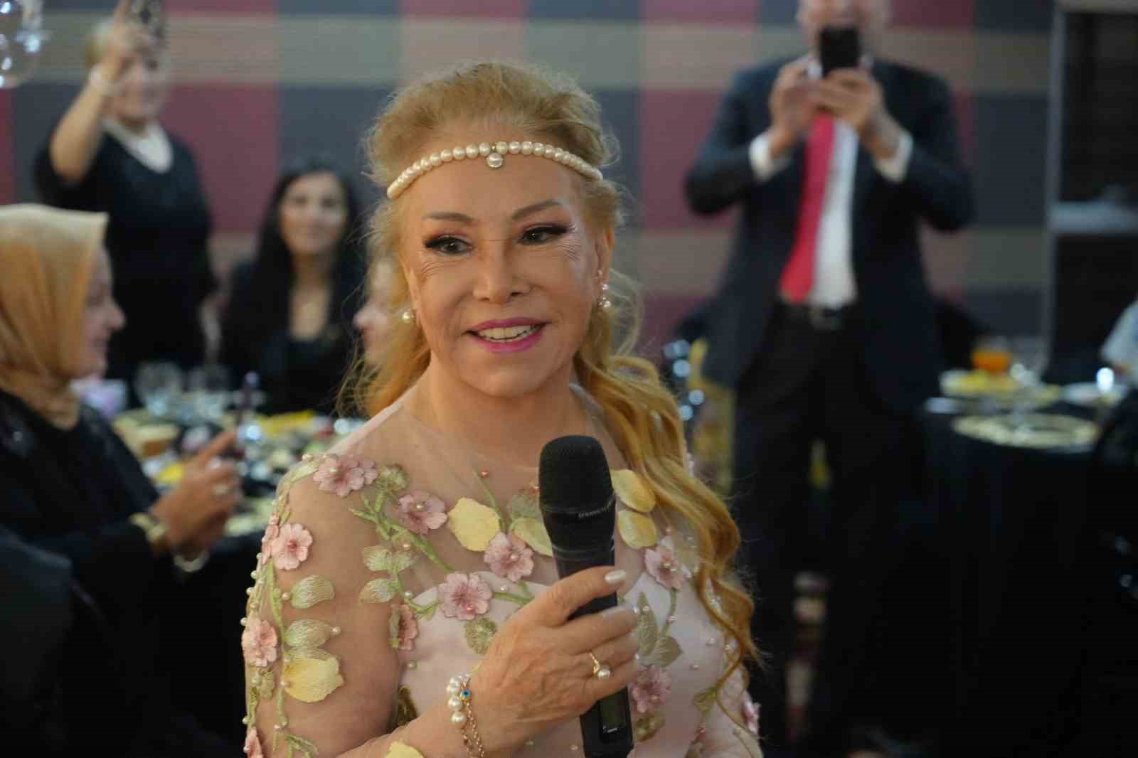 Bedia Akart�rk g�zel g�r�nmek i�in ameliyat oldum