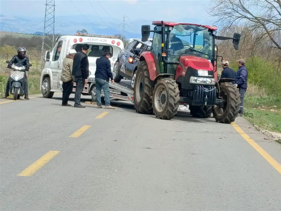 Bilecik&rsquo;te şarampole devrilen ara&ccedil;ta 1&rsquo;i ağır 2 kişi yaralandı
