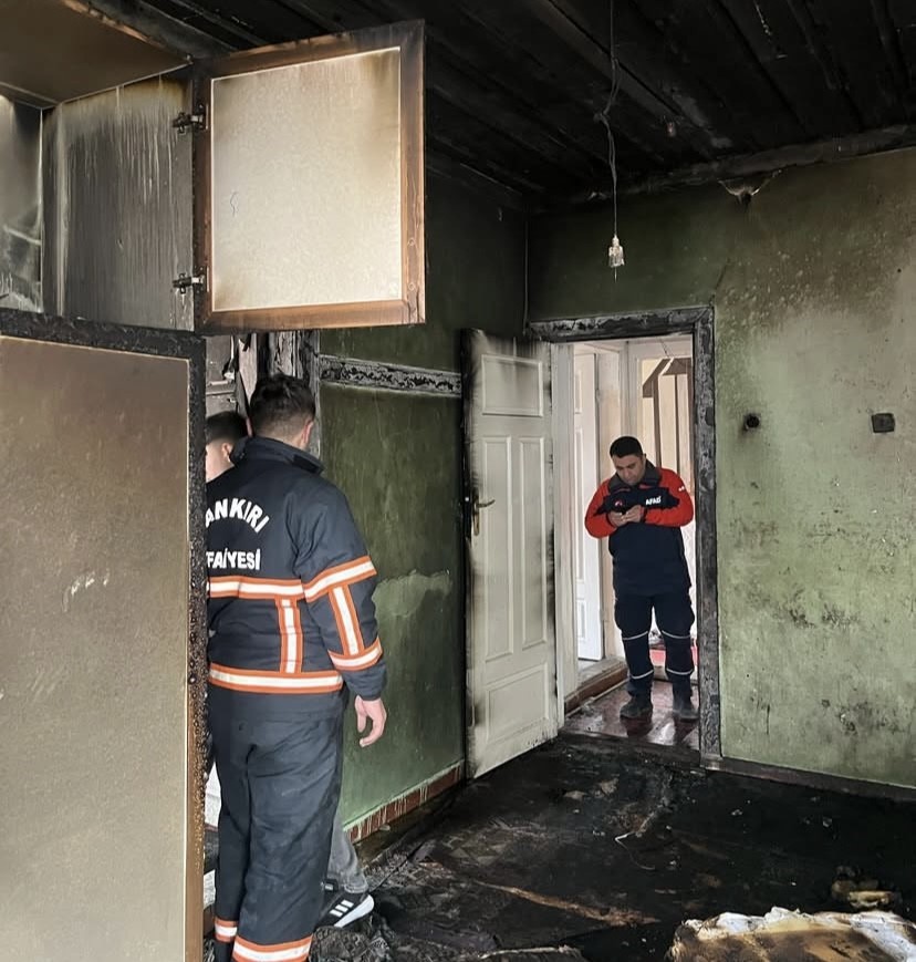 Alevlere teslim olan ev kullanılamaz hale geldi