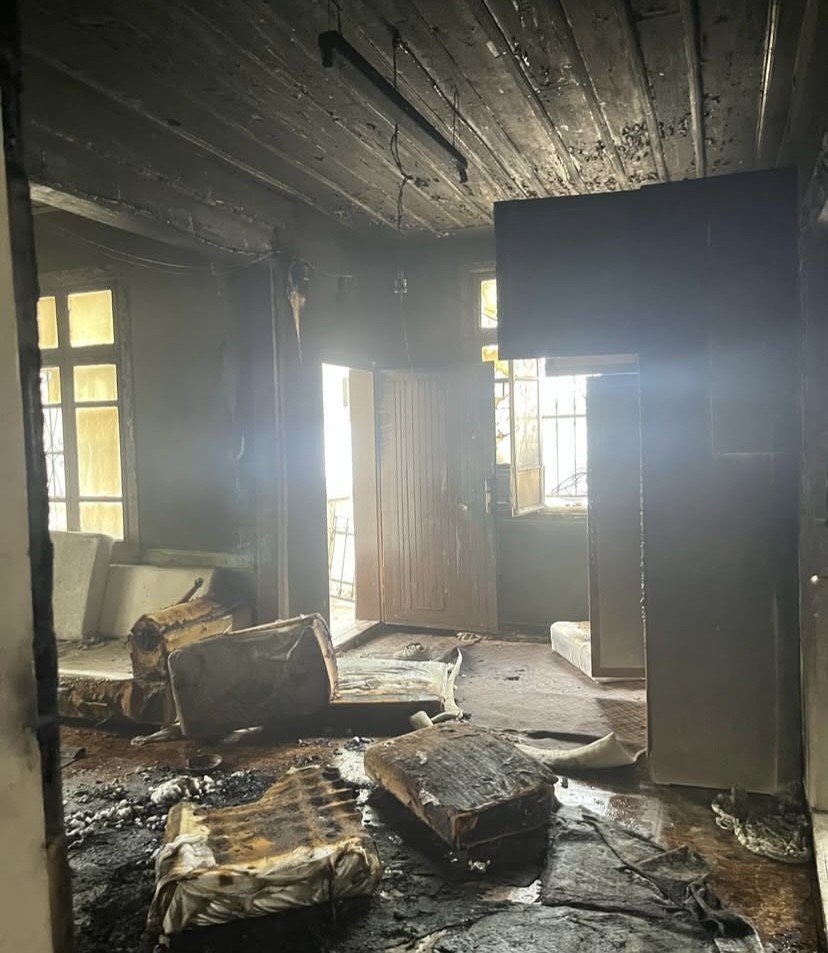 Alevlere teslim olan ev kullanılamaz hale geldi
